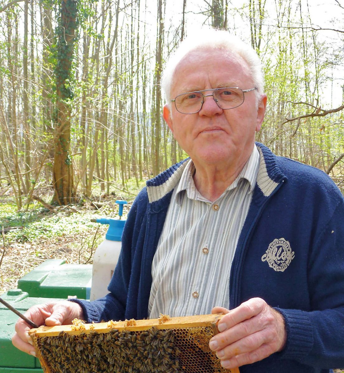 Friedrich Blase an einem seiner Bienenstände