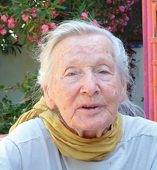 Edith Schaar vor ihrem Haus in La Floresta