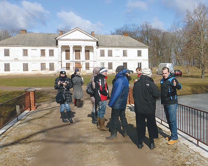 Das stark renovierungsbedürftige Herrenhaus mit der Besuchergruppe aus Deutschland (März 2012)