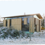 Mit vorwiegend Glas und Holz prägen natürliche Materialien diesen Neubau von Jürgen Feistauer.