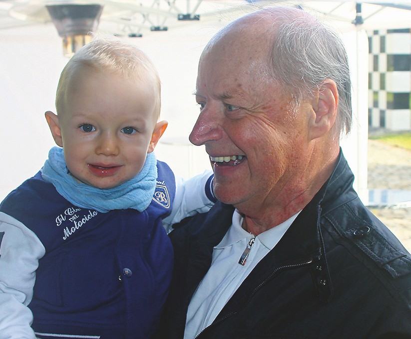 Der Großvater mit dem Enkel