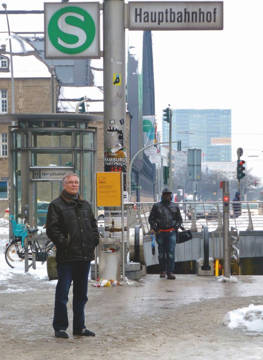 Peter-Nils Grönwall vor der Eingangstreppe zu der Bahnhofstoilette am Hamburger Hauptbahnhof