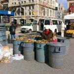 Bioabfälle des Gemüsemarkts auf dem Union Square werden gesammelt.