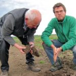 EM-Spezialist Ernst Hammes aus Goch mit Ben Klepp bei einer Spatenprobe (Anzahlder Regenwürmer) auf einer der Flächen der Biolandwirte in Neukamern.
