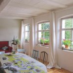 Das Wohnzimmer mit den aufgearbeiteten Holzfußboden, der alten Holzdecke und den aufgearbeiteten Fenstern (Foto: © Rolf Riedel)