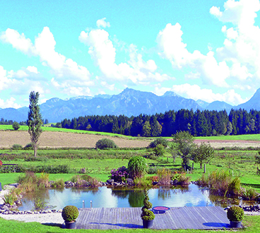 Schwimmen in ungechlortem, klaren Wasser mit Alpenblick