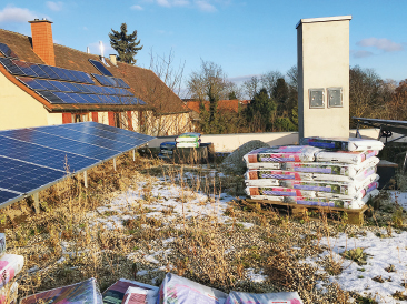 Ökologische Dachlandschaft mit Solarzellen